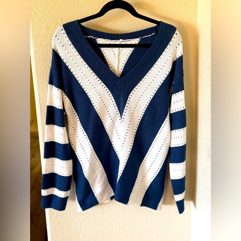 Women’s Color Block Striped V-Neck Pullover Sweater for sale - size M